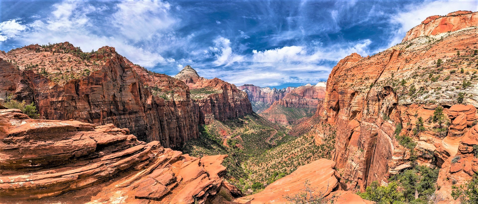 Imposante rotsformaties en weidse uitzichten in Zion National Park, Utah – iconisch woestijnlandschap
