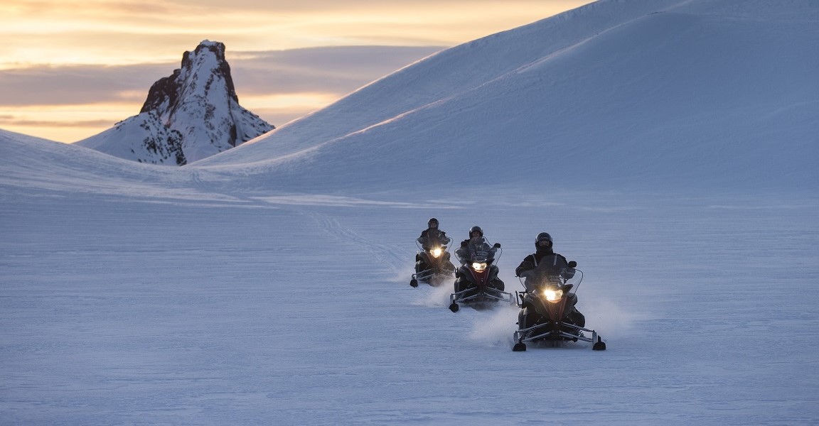 Sneeuwscootertocht IJsland tijdens groepsreis winter 2025
