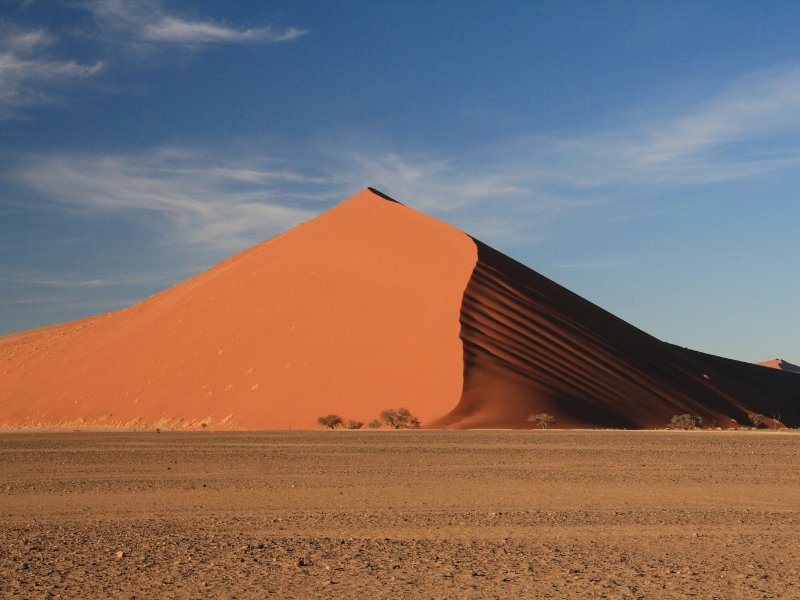 Must see in Namibië is de sossusvlei met de rode zandduinen